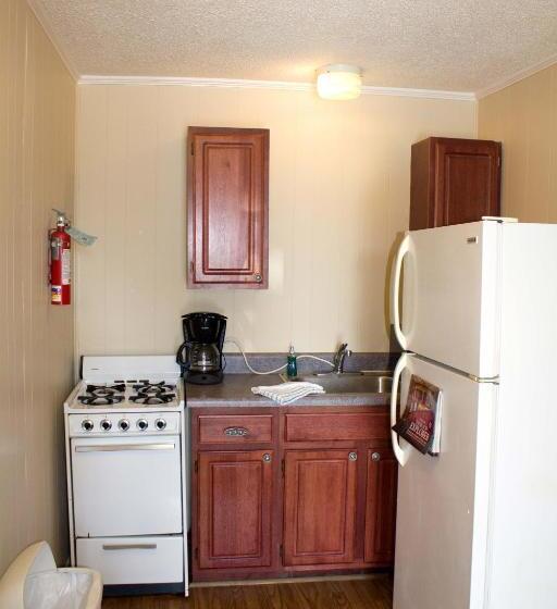 شقة غرفة واحدة, Colonial Inn