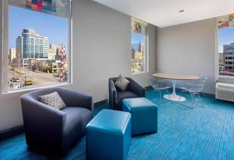 キングサイズベッドのスイートルーム, Aloft Hotel Milwaukee Downtown