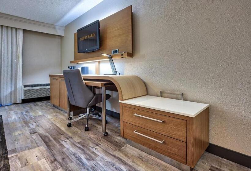 带大床的标准间, Courtyard Hampton