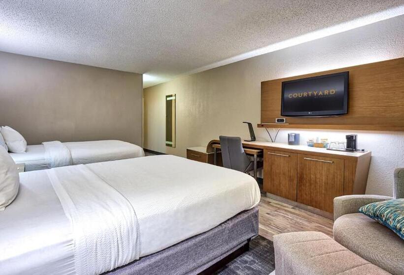 Номер Стандарт, Courtyard Hampton