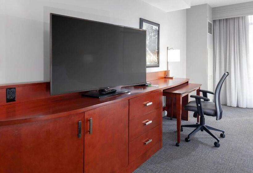 带大床的套房, Courtyard Memphis Downtown