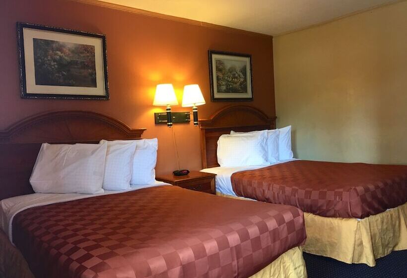 带2个双人床的标准工作室, Red Carpet Innstamford