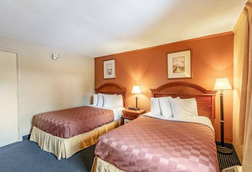 带2个双人床的标准工作室, Red Carpet Innstamford