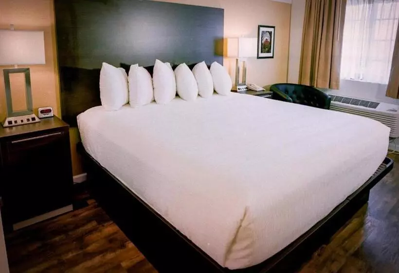 キングサイズベッドのスタンダードルーム, Pines Inn & Suites