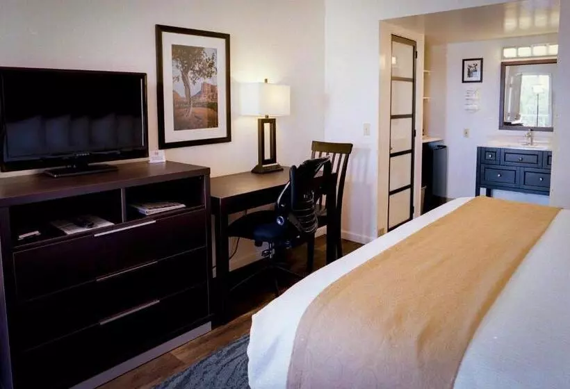 キングサイズベッドのスタンダードルーム, Pines Inn & Suites