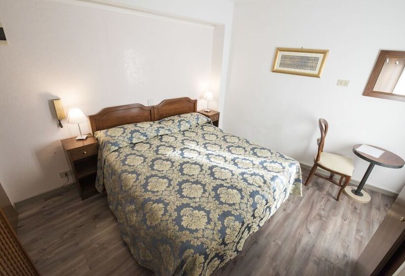 اتاق استاندارد با سرویس بهداشتی مشترک, Albergo Casa Peron