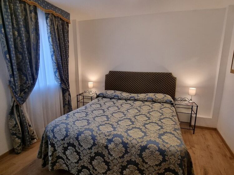 اتاق لوکس با چشم‌انداز شهر, Albergo Casa Peron