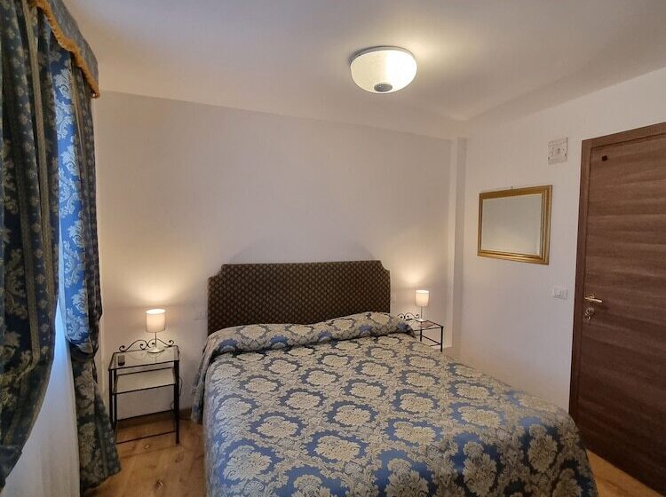 اتاق لوکس با چشم‌انداز شهر, Albergo Casa Peron