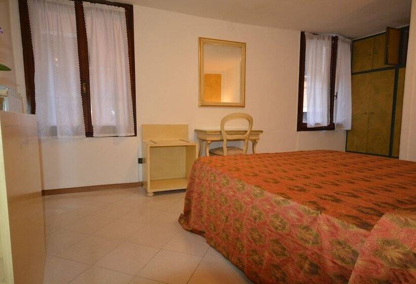 اتاق لوکس با چشم‌انداز شهر, Albergo Casa Peron