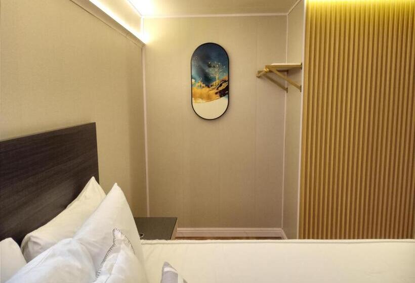 标准三人间, Mountain View Motel