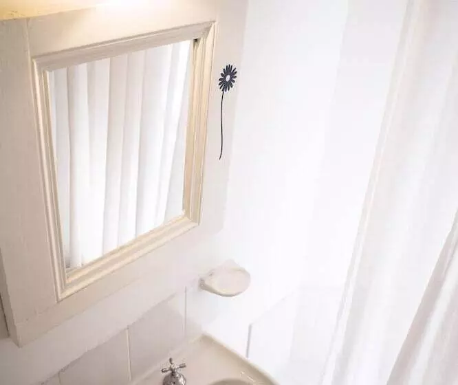 اتاق استاندارد با سرویس بهداشتی مشترک, Ba Stop Hotel House