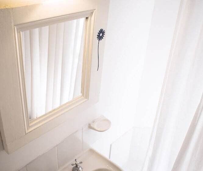 اتاق استاندارد چهارنفره با سرویس بهداشتی مشترک, Ba Stop Hotel House