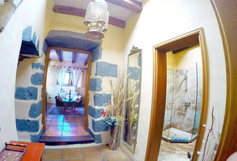 ویلای 2 خوابه, Finca Tomaren