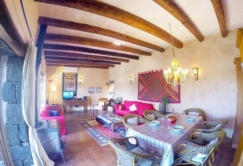ویلای 2 خوابه, Finca Tomaren