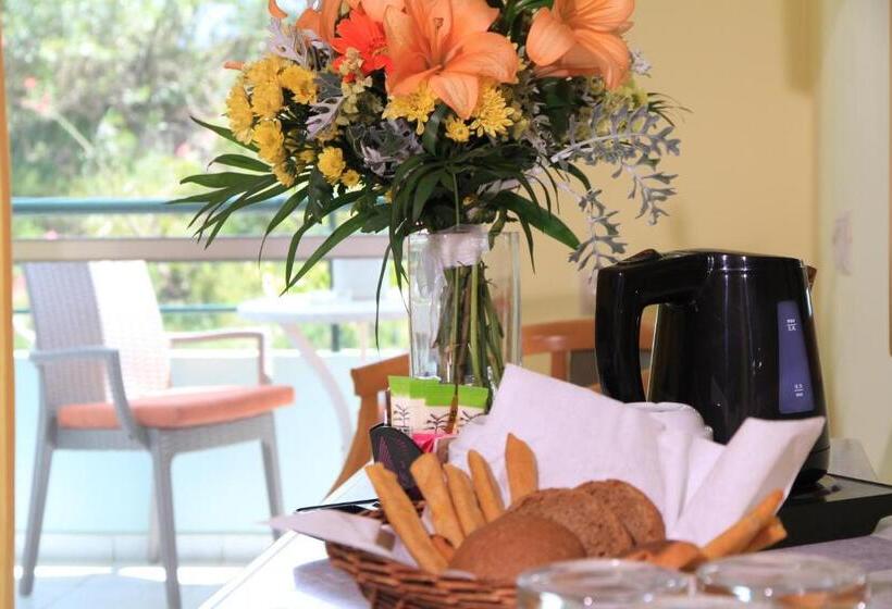 ガーデンビュースタンダードルーム, Dedalos Beach