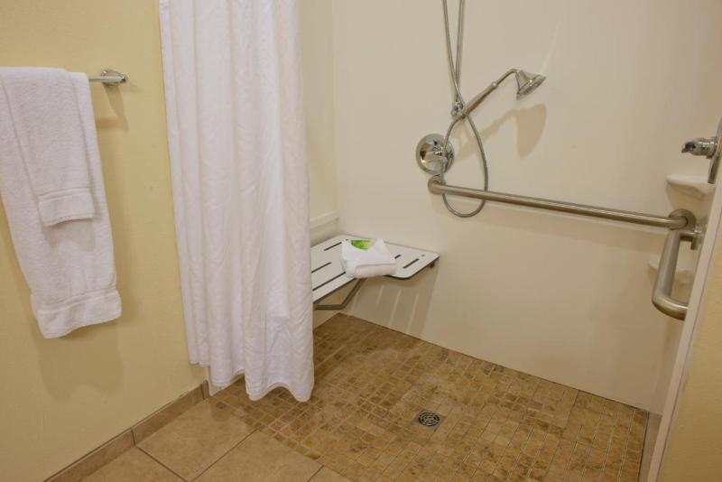 장애인을 위한 스위트, Holiday Inn Express Hotel & Suites Prattville South, An Ihg