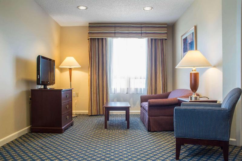 장애인을 위한 스위트, Holiday Inn Express Hotel & Suites Prattville South, An Ihg