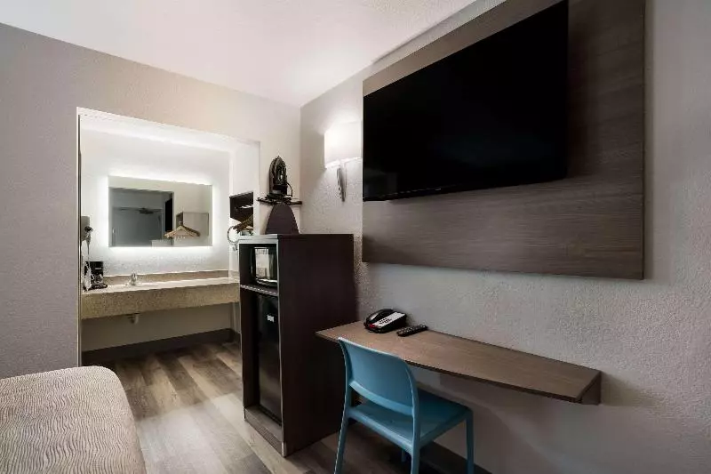 キングサイズベッドのスタンダードルーム, Quality Inn Elk Grove Sacramento