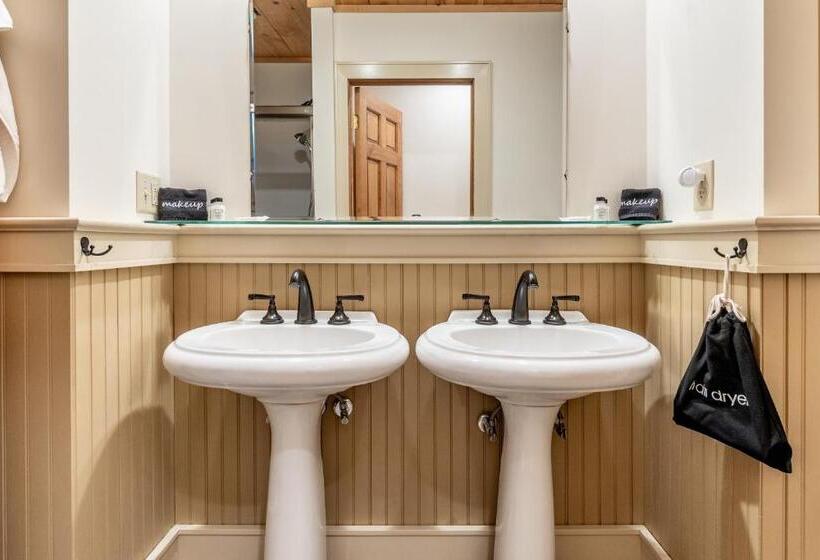 Люкс Deluxe Кровать Кинг, The Alpine Lodge