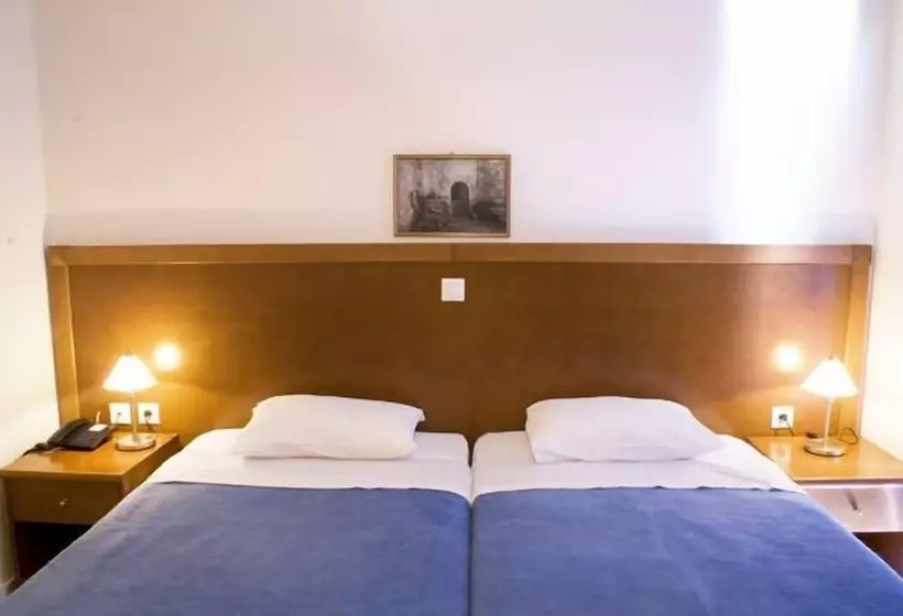 اتاق خانوادگی, Hiona Holiday