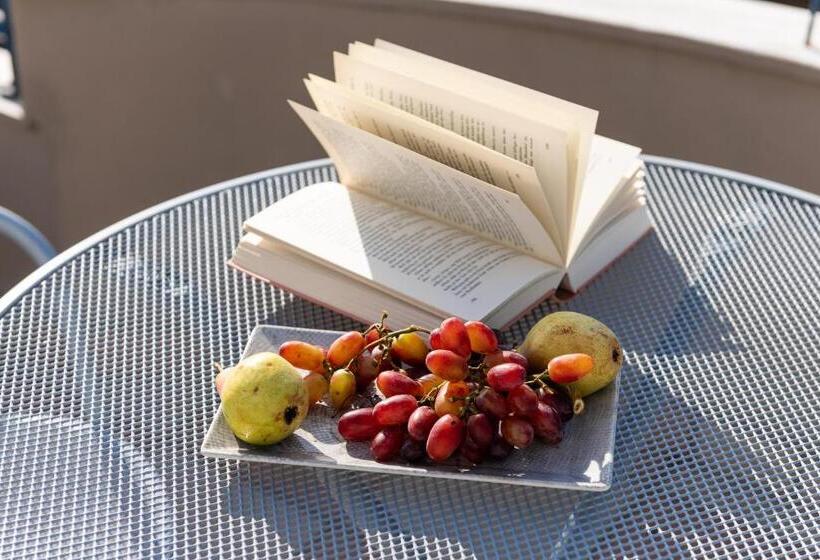 חדר משפחתי, Olympic Star Beach