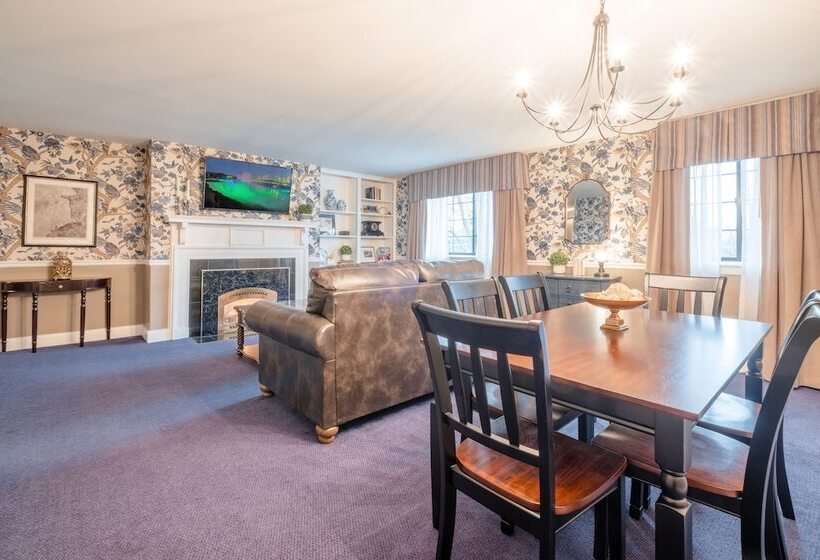 جناح غرفتين نوم, Red Coach Inn