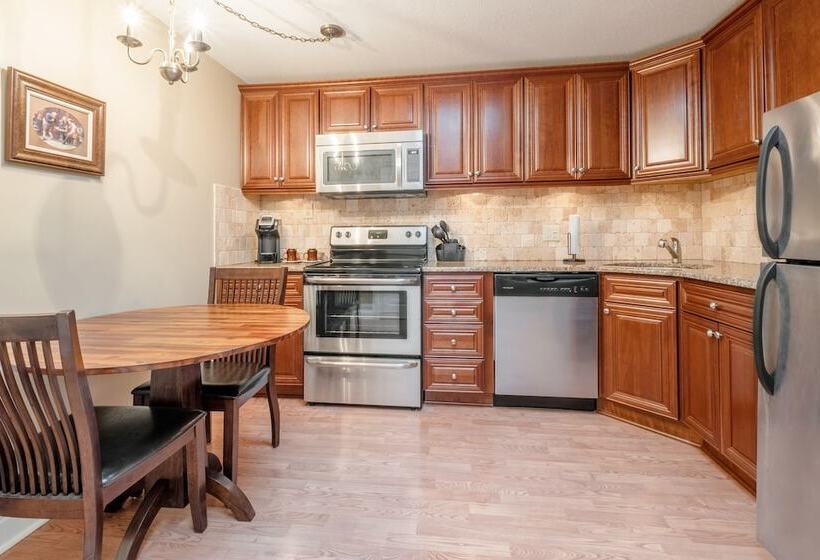 جناح, Red Coach Inn