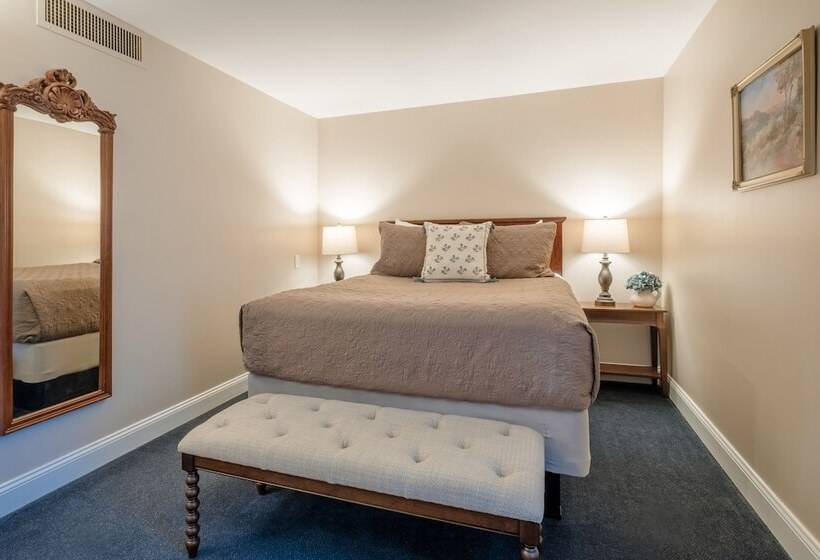 جناح, Red Coach Inn