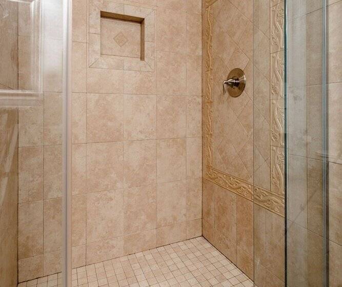 جناح, Red Coach Inn