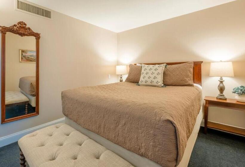 جناح, Red Coach Inn