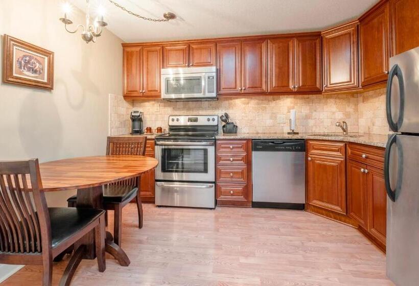 جناح, Red Coach Inn