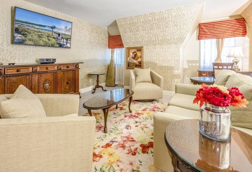 Люкс, Red Coach Inn