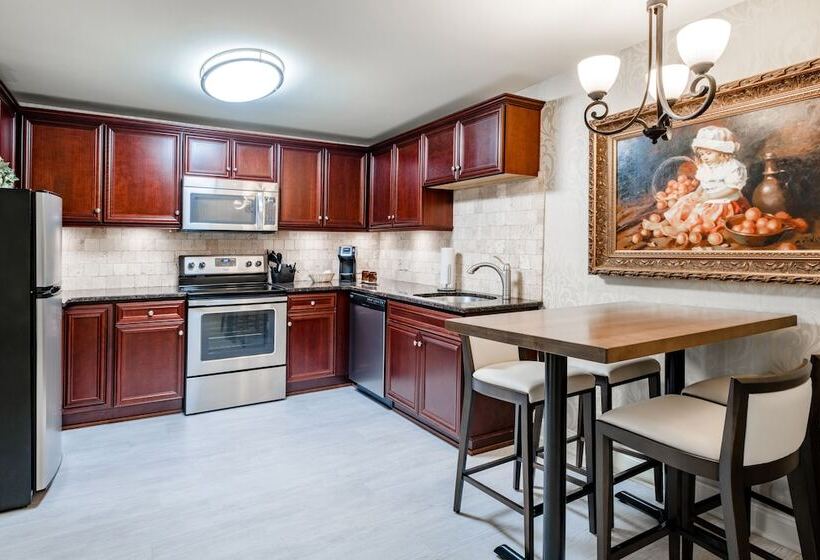 جناح, Red Coach Inn