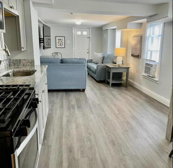 شقة غرفة واحدة, Blue Water Inn