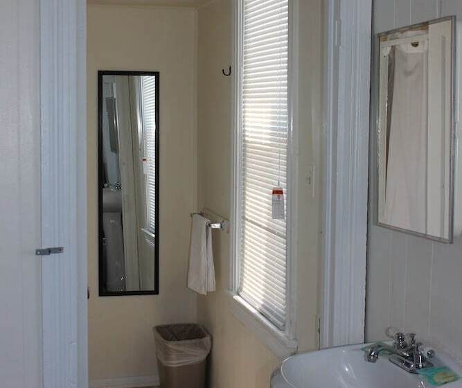 جناح جونيور, Blue Water Inn