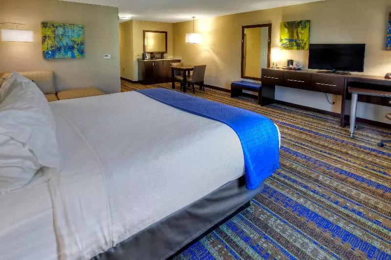 キングサイズベッドのスイートルーム, Holiday Inn & Suites Tupelo North, An Ihg