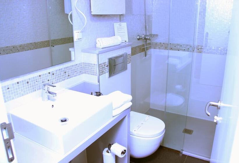 Номер Superior, Montenegro Compostela