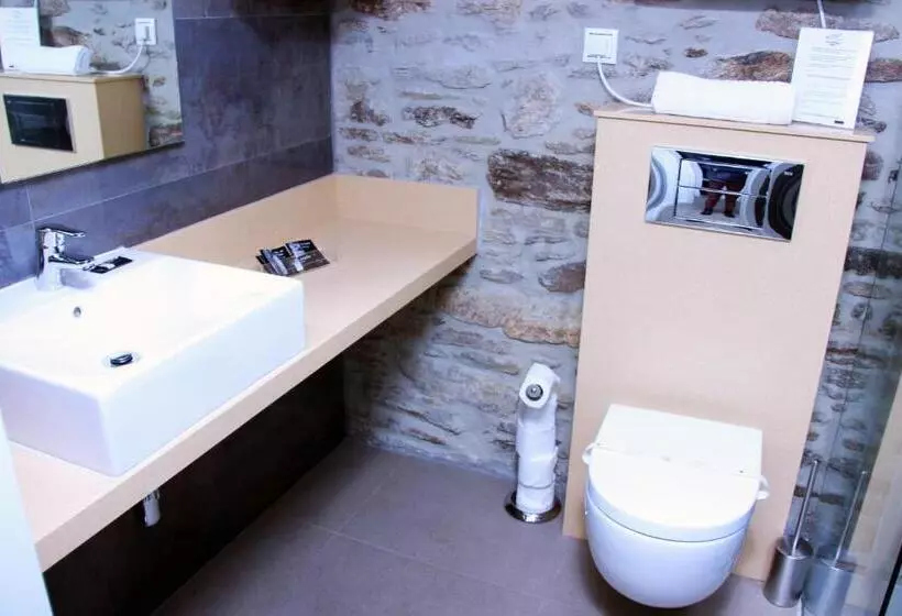 اتاق لوکس, Montenegro Compostela