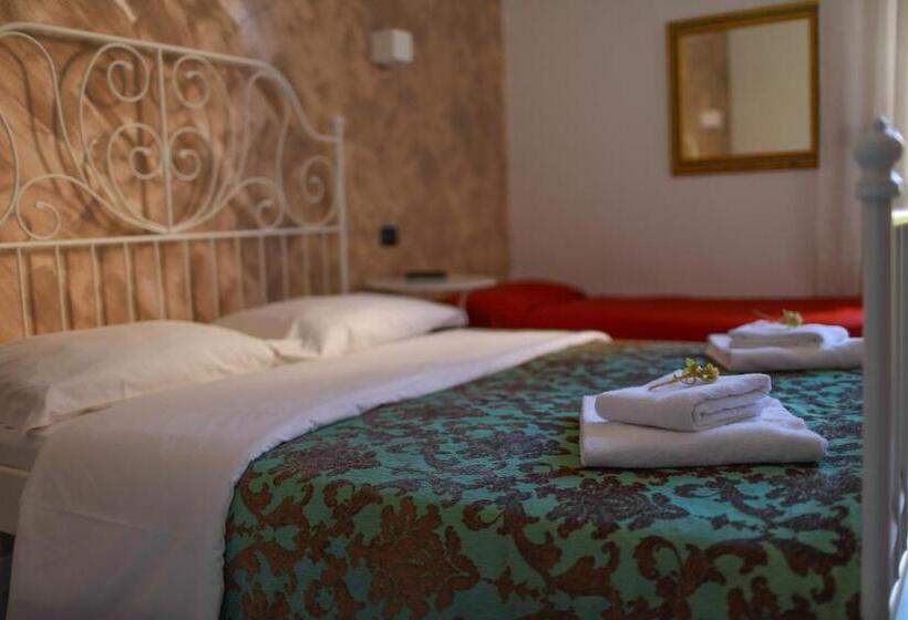 バルコニー付きスタンダードトリプルルーム, Pisa