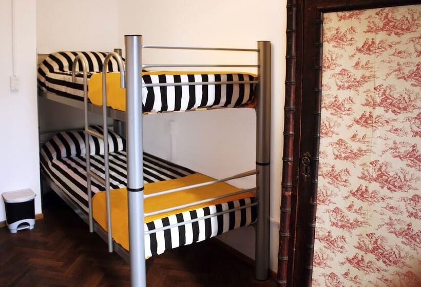 تختخواب در اتاق مشترک, Play Hostel Soho