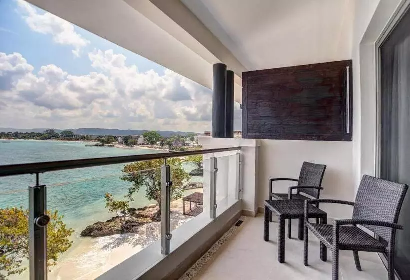 سوییت جونیور لوکس با چشم‌انداز دریا, Royalton Negril, An Autograph Collection All Inclusive Resort