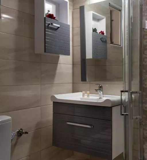 استودیوی استاندارد, Eleni Apartments
