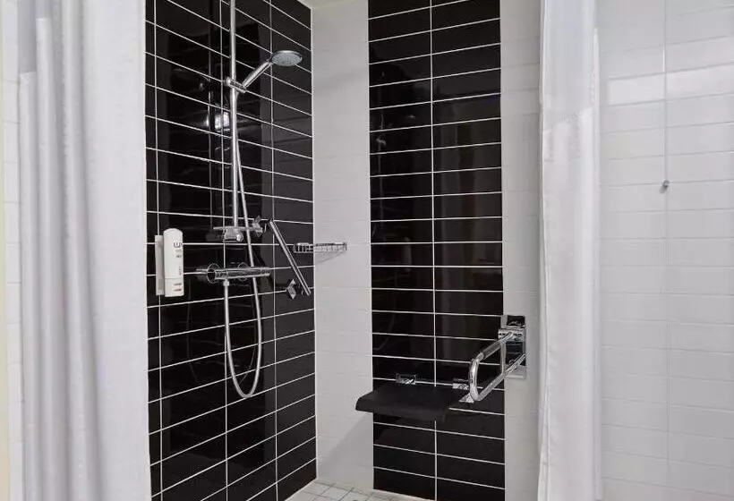 身障者適用スタンダードルーム, Holiday Inn Express Neunkirchen, An Ihg