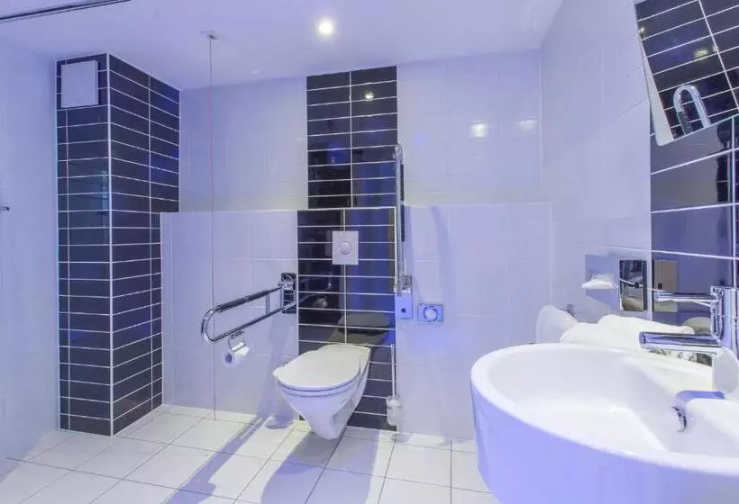 身障者適用スタンダードルーム, Holiday Inn Express Neunkirchen, An Ihg