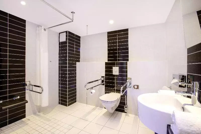 身障者適用スタンダードルーム, Holiday Inn Express Neunkirchen, An Ihg