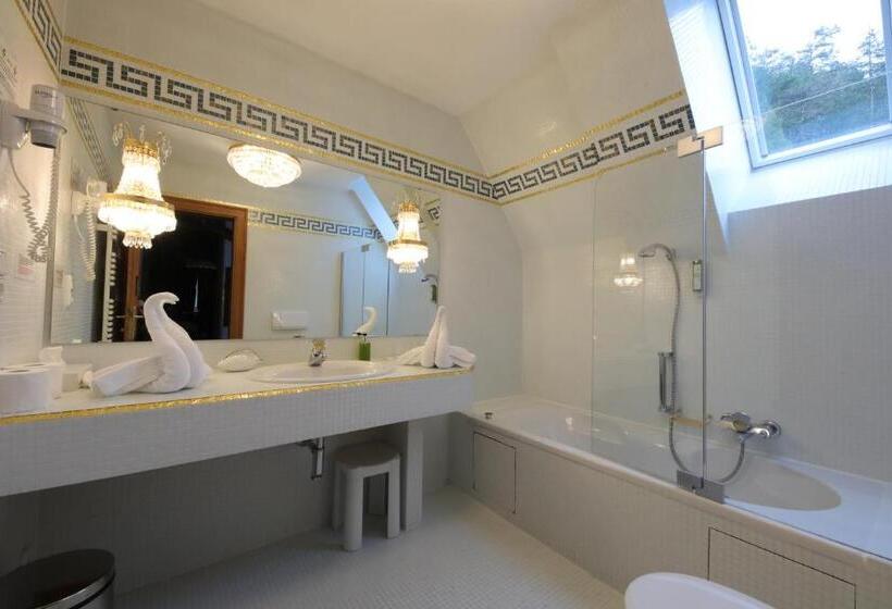 جناح جونيور, Schloss Hotel Fernsteinsee