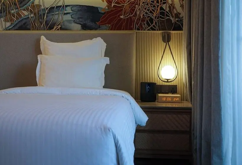 バルコニー付きデラックスルーム, Pullman Lombok Merujani Mandalika Beach Resort
