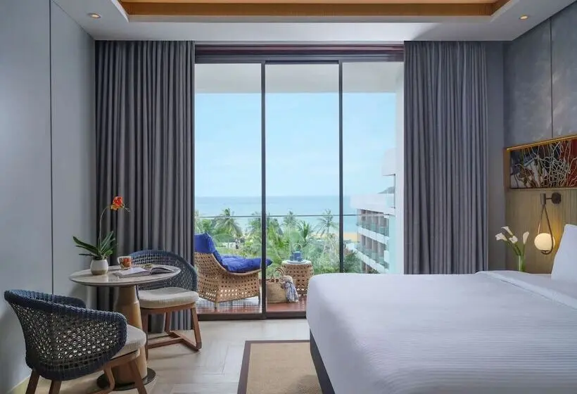 オーシャンビューデラックスルームバルコニー付き, Pullman Lombok Merujani Mandalika Beach Resort