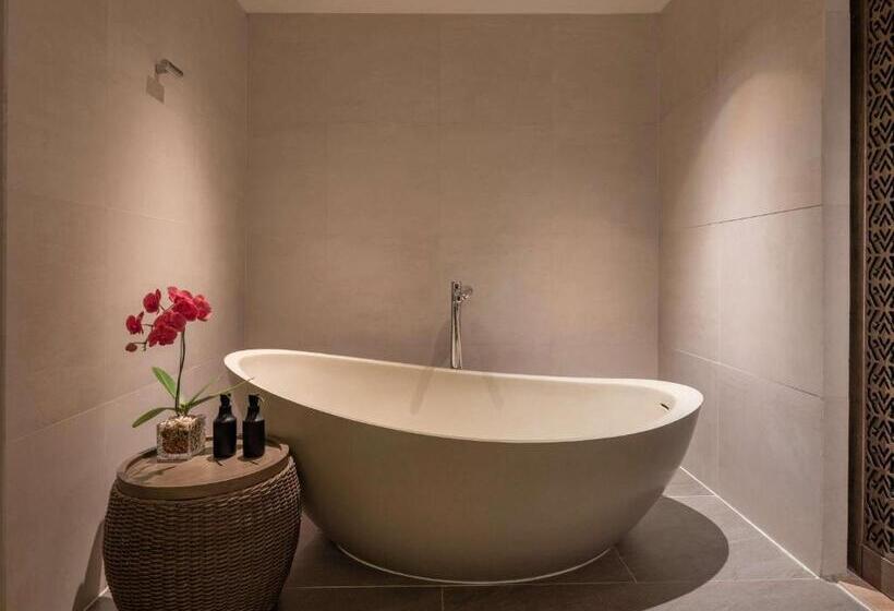 带大床的行政房间, Pullman Lombok Merujani Mandalika Beach Resort