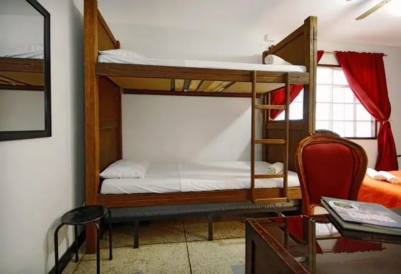 اتاق استاندارد چهارنفره با سرویس بهداشتی مشترک, Ding Dong Hostel